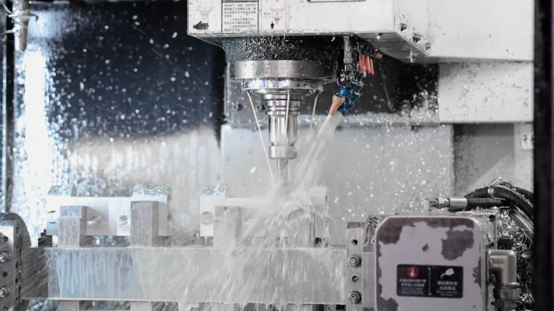 cnc打孔作業特寫（衝水）